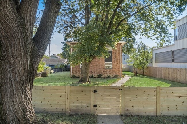 Building Photo - 721 Reinhard Ave