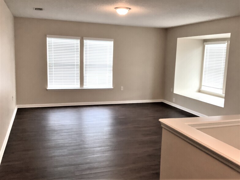 Building Photo - 11293 Justin Oaks Dr N