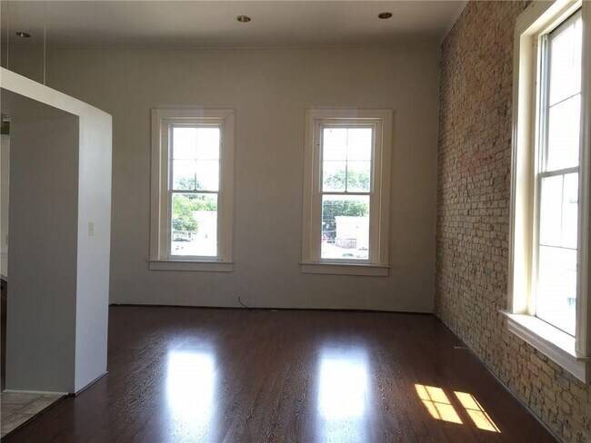 Building Photo - 1009 Main St