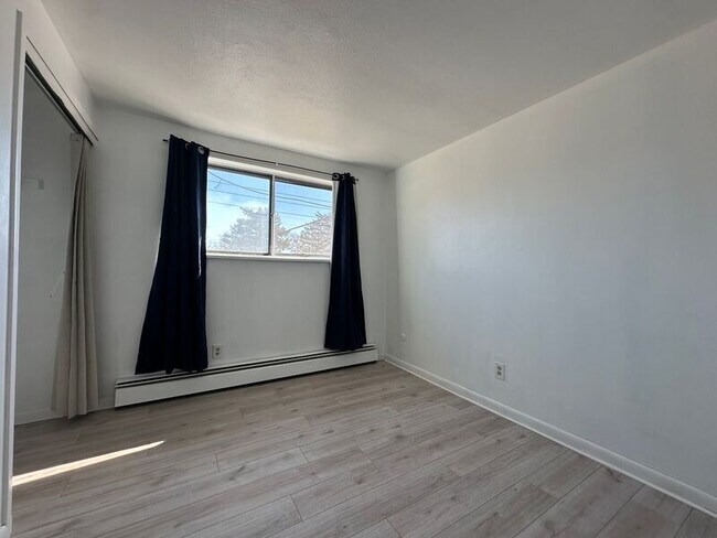 Building Photo - 875 S Quebec St