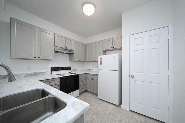 Building Photo - 1330 Old Spanish Trl