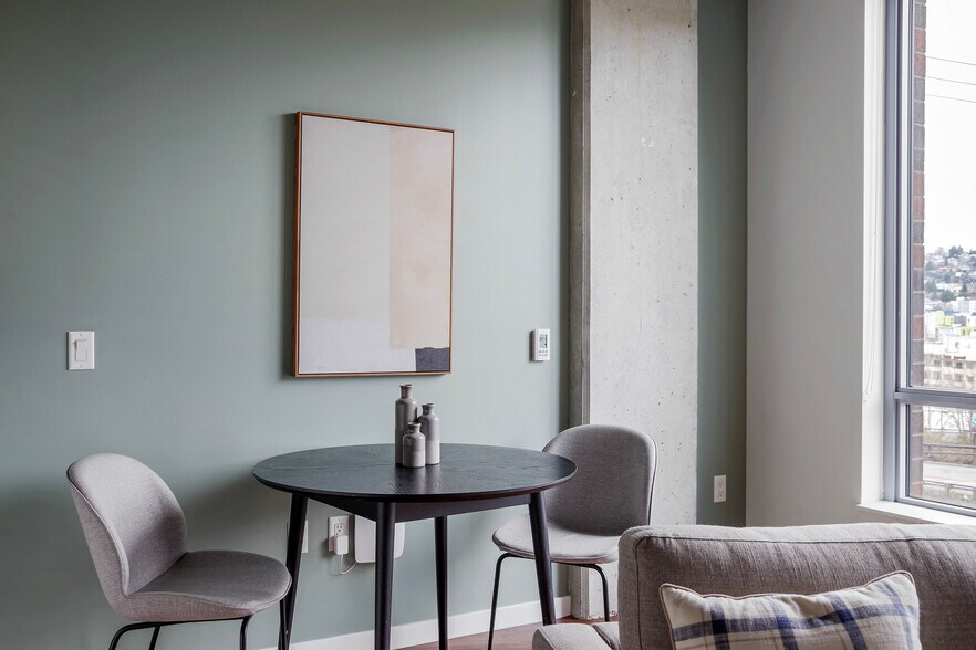 Building Photo - 624 Yale Ave N