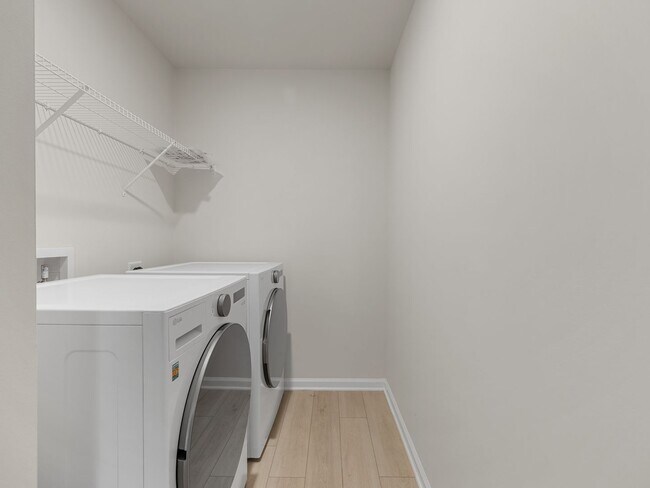 Building Photo - Modern 5BR Home with Quartz Kitchen & Open...