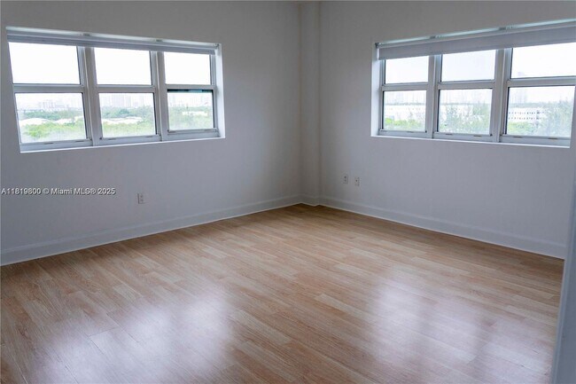 Building Photo - 15051 Royal Oaks Ln