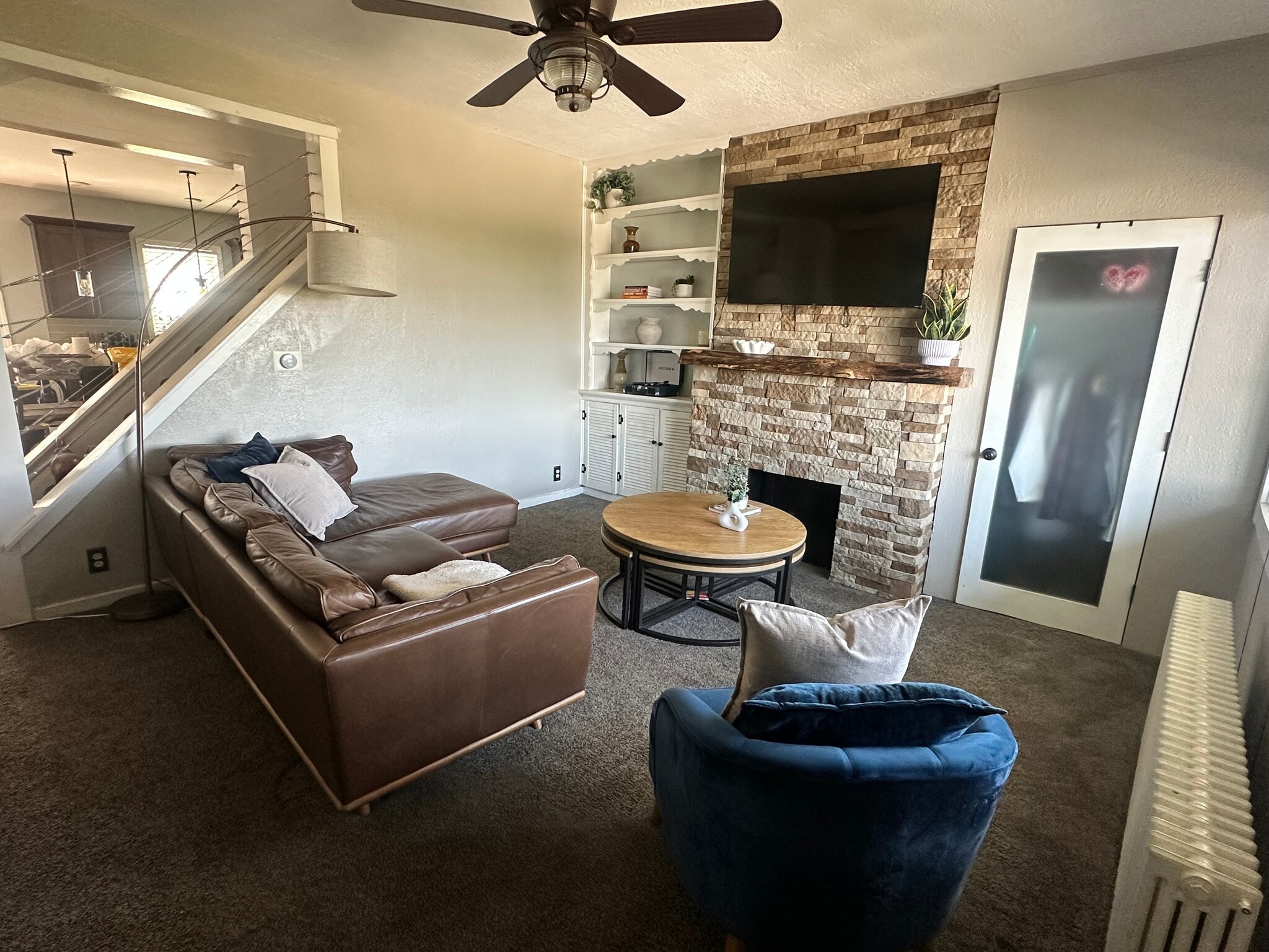 Spacious living area with abundant natural light - 2328 Primrose St