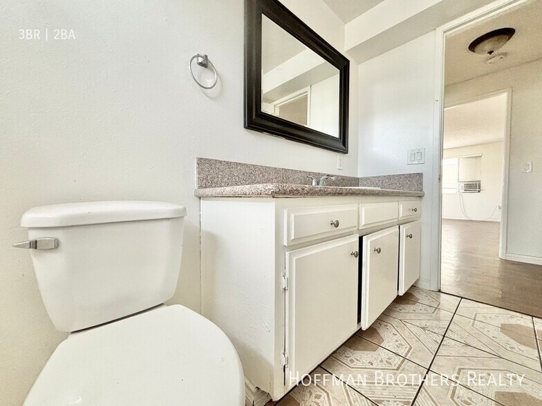 Building Photo - 316 E Hyde Park Blvd