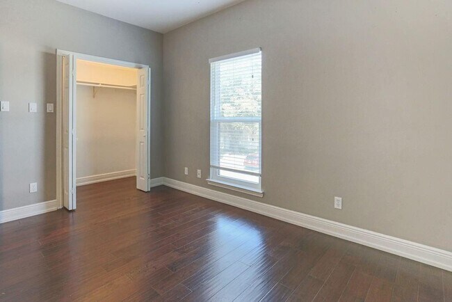 Building Photo - 1307 Kinney Ave