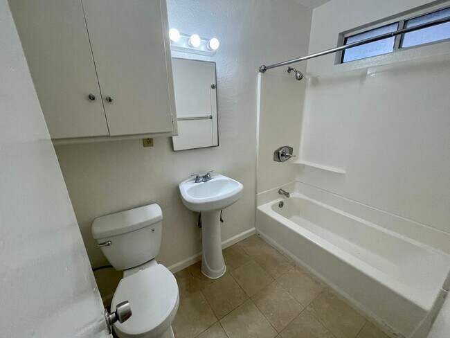 Building Photo - $500 OFF 1ST MONTHS RENT!!! 1 Bedroom 1 Ba...