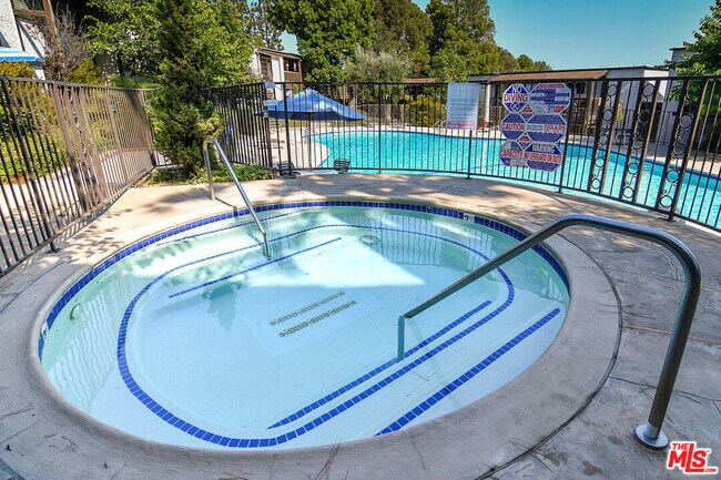 Building Photo - 348 Miraleste Dr