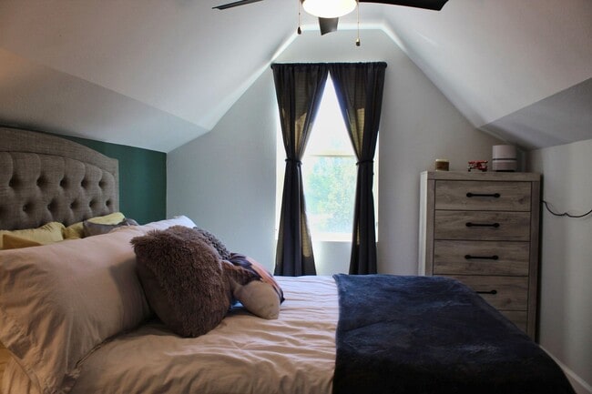 Building Photo - Spacious 2-bedroom, 2-bathroom in the Heart of West Highlands with 1 Car Garage