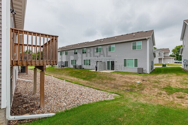 Building Photo - 5638 Fernwood Dr