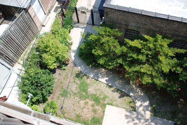 Building Photo - 833 W Wellington Ave