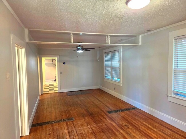 Building Photo - 3bd/1ba Cottage on private street with a s...
