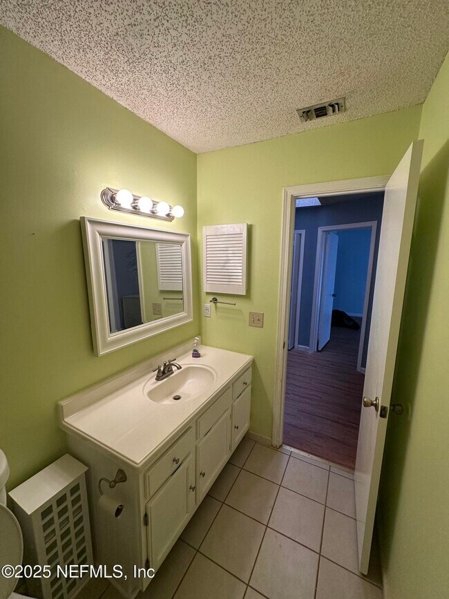 Building Photo - 1855 Alberta Ct N