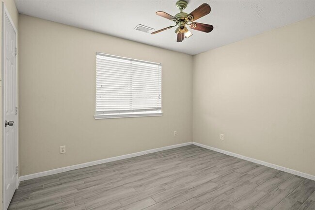 Building Photo - 420 Woodlake Dr