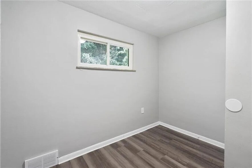 Building Photo - 2703 Woodstock Ave