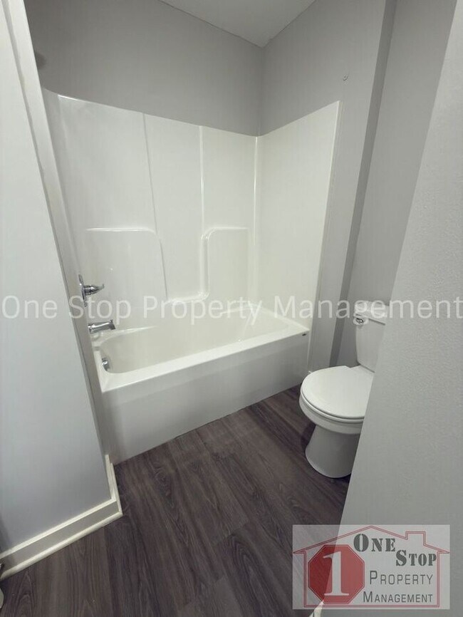 Building Photo - 3 Bedroom / 2.5 Bathroom Townhome in Louisburg, KS!