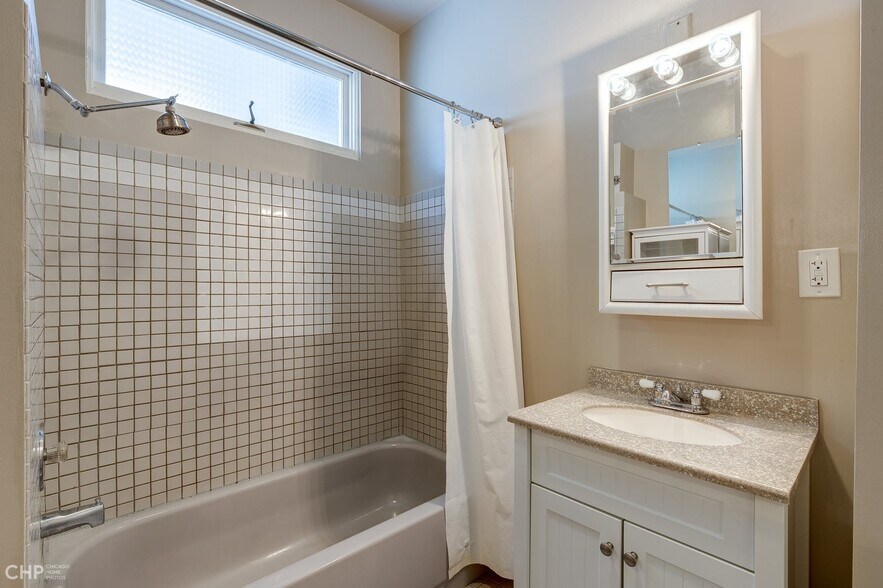 Full bath 1 - 1224 W Barry Ave