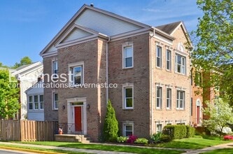 Building Photo - 4 Bed/3 Bath Townhome with Fenced Yard / Pet-Friendly / Available Soon!