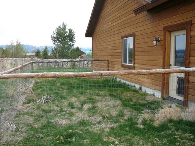 Building Photo - Charming Home with Open Floor Plan & Pet-F...