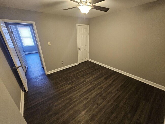 Building Photo - 3 Bedroom 2 bathroom Townhouse in Pigtown