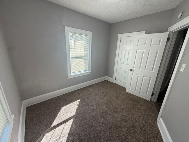 Building Photo - 1477 Eleanor Ave