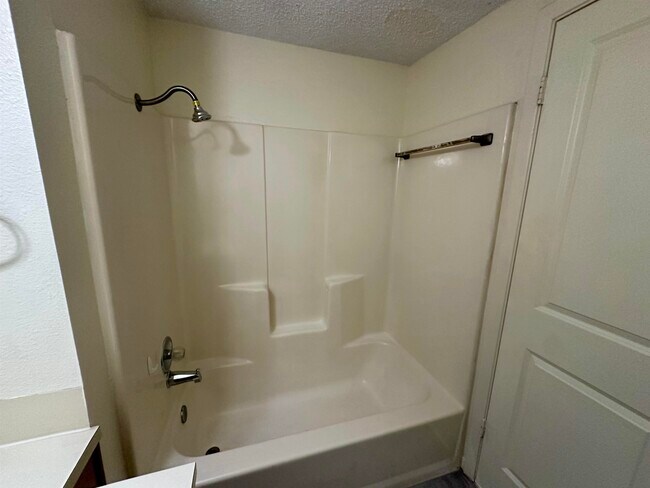 Building Photo - 220 Big Oaks Dr