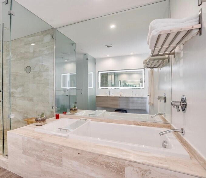 Building Photo - 2900 NE 7th Ave