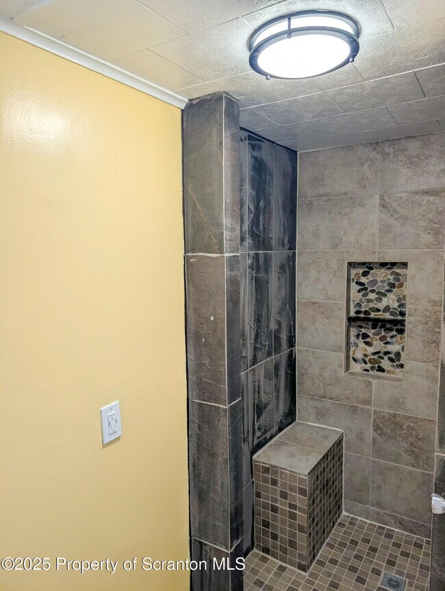 Building Photo - 833 George St