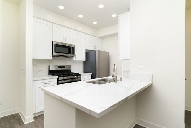 Building Photo - Remodeled, ground level, 1 bedroom, 1 bath condo in Lakeside Garden Grove Community
