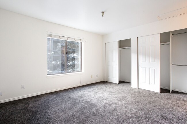 Building Photo - 2 Bedroom Fireside Condo- Minutes away from Park City Mountain