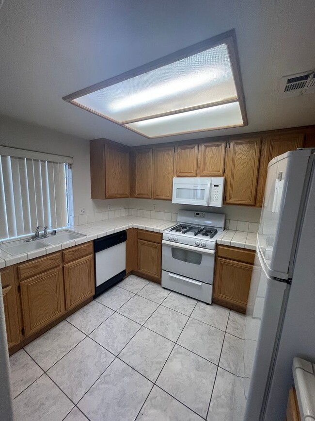 Building Photo - 2 Bed Condo in Henderson Nevada.