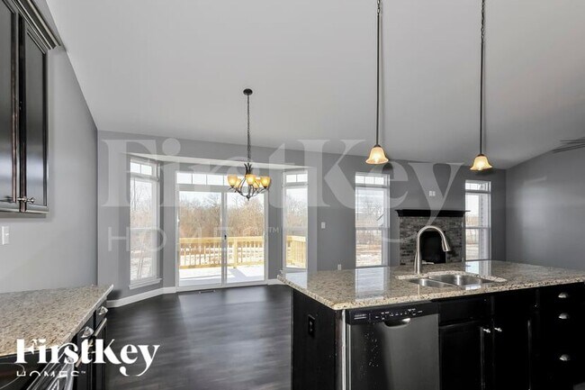 Building Photo - 221 Lonepine Dr