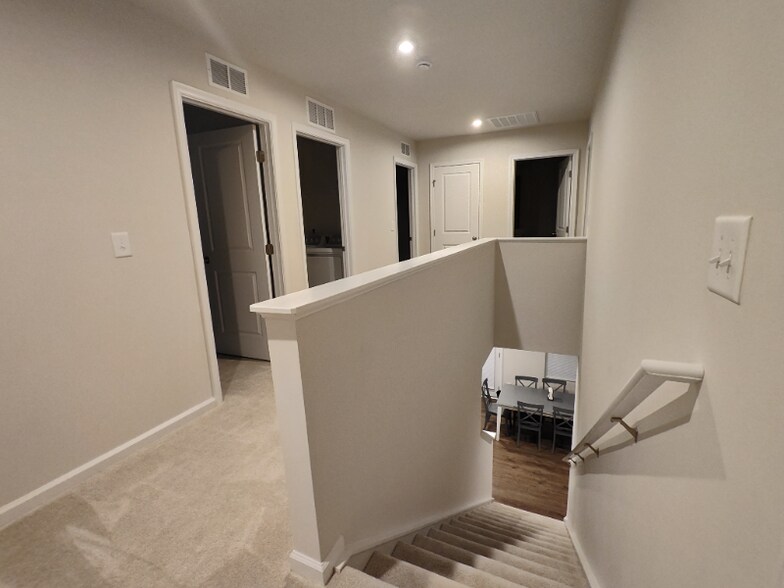 Building Photo - 253 Browband St