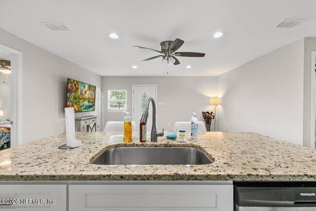 Building Photo - 600 Lemon St