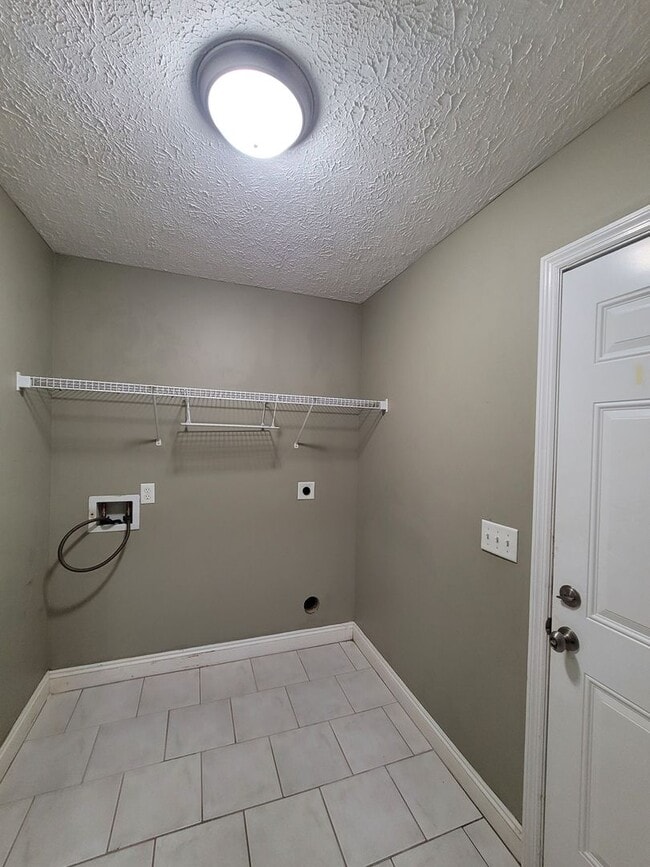 Building Photo - Cherokee Heights - 3 BR|2 BA w/ 2 Car Garage!