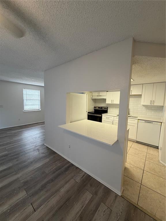 Building Photo - 4911 Silver Oaks Village