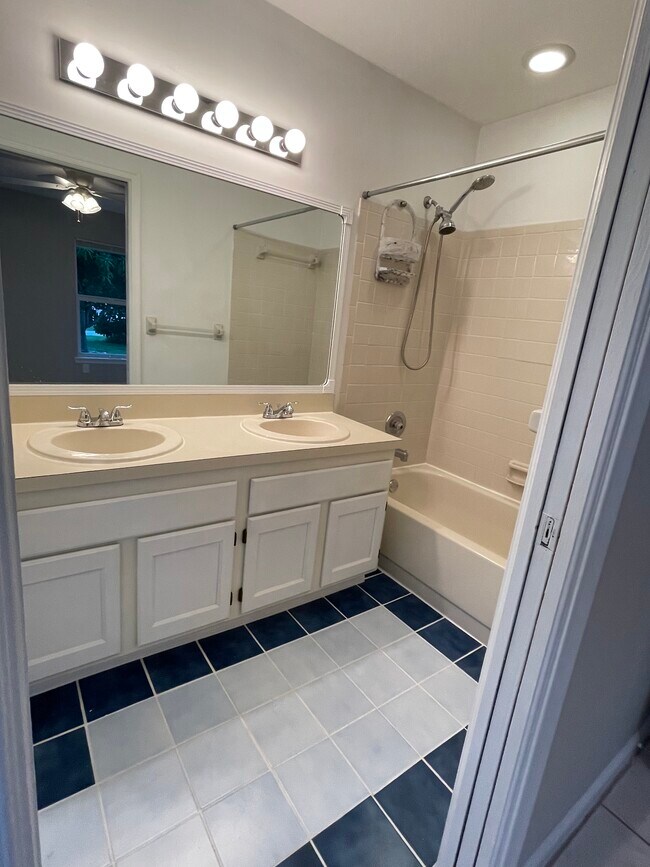 Building Photo - 8043 SE Highpoint Way