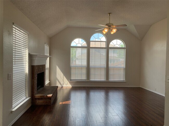 Building Photo - 4725 Park Bend Dr