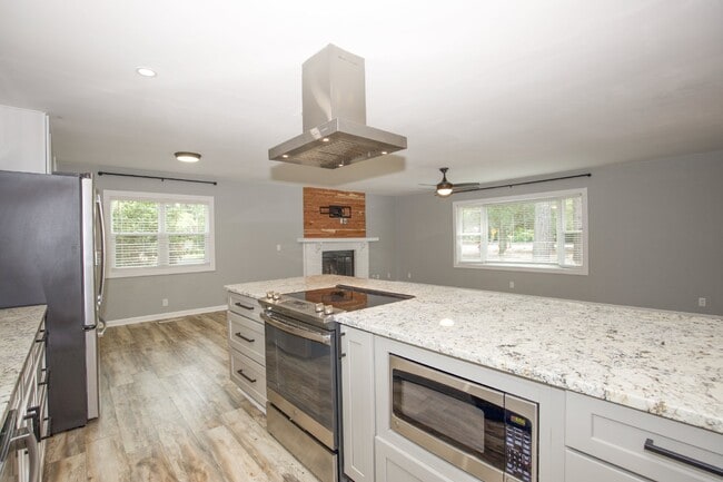 Building Photo - Gorgeous Fully Renovated 3 bedroom home in the Heart of Whispering Pines