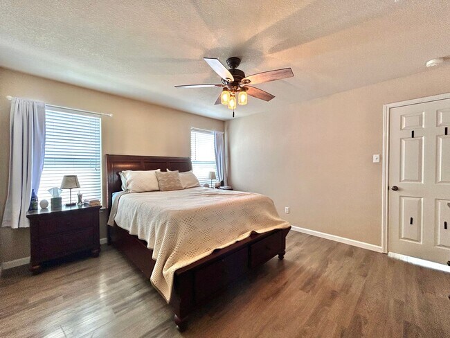 Building Photo - 3BR/2BA Home with Front Porch, Covered Dec...