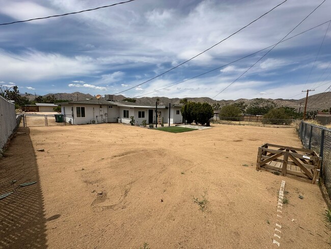 Building Photo - Newly Remodeled 3 bed 1 bath home!