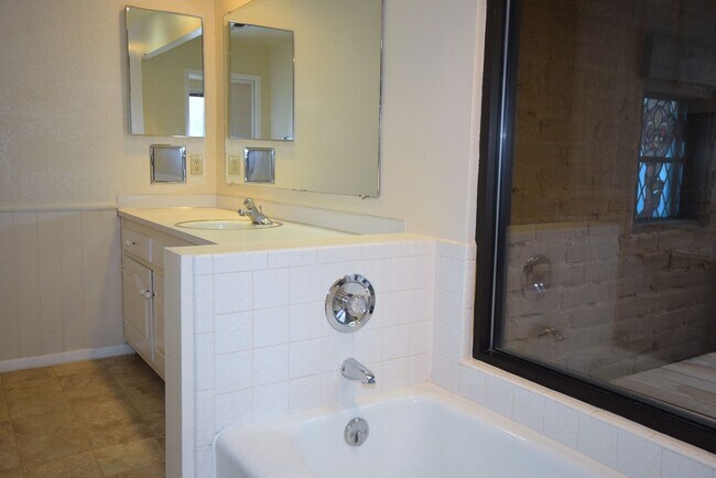 Building Photo - 6008 Quemado Dr NE