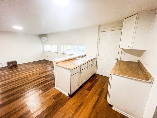 Building Photo - 307 S Rosehill Ave