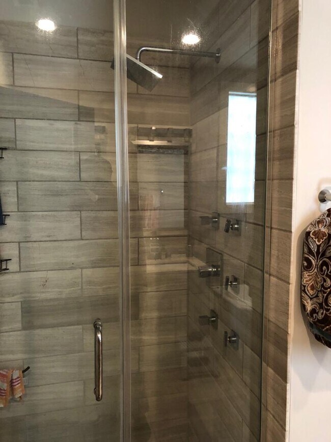 Building Photo - 4234 S Ellis Ave