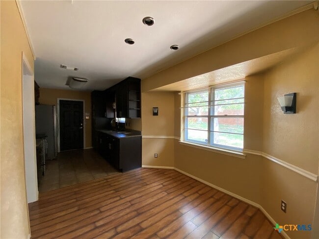 Building Photo - 1613 Miranda Ave