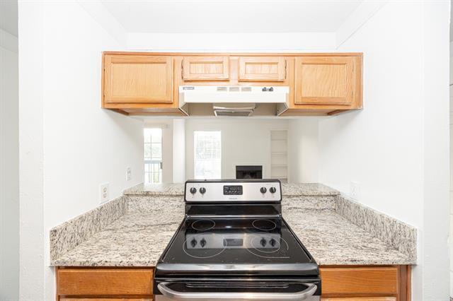 Building Photo - 18333 Roehampton Dr