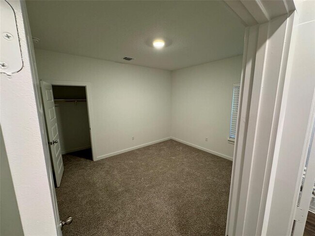 Building Photo - 204 James River Dr