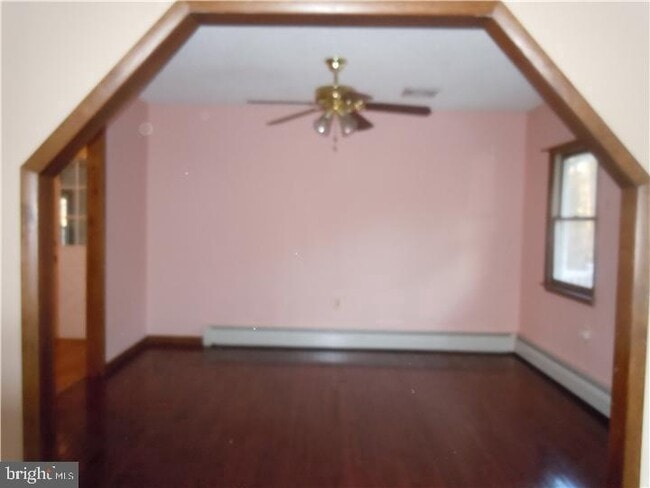 Building Photo - 742 Cherry Ave