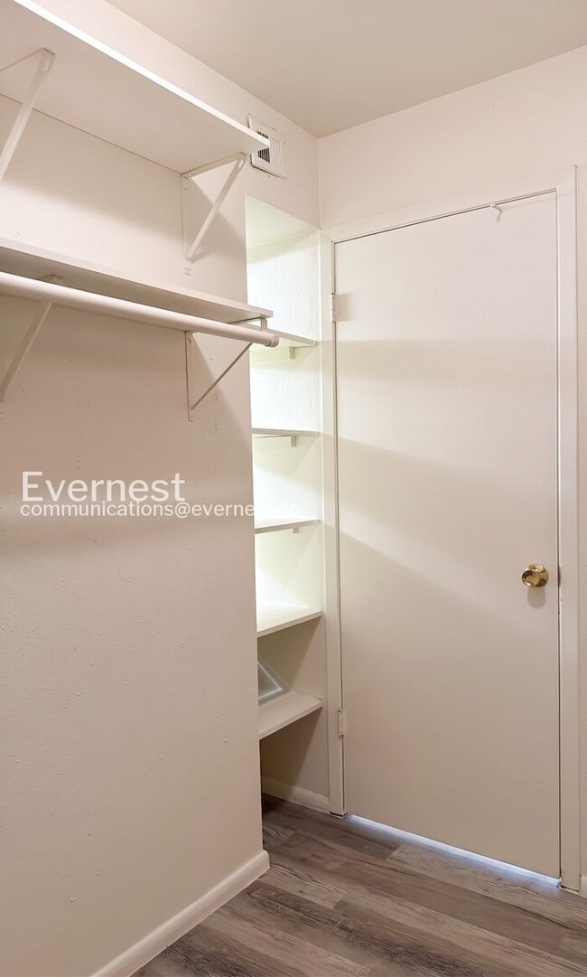 Building Photo - 2 Bed/2 Bath Condo with Modern Amenities / Coming Soon!